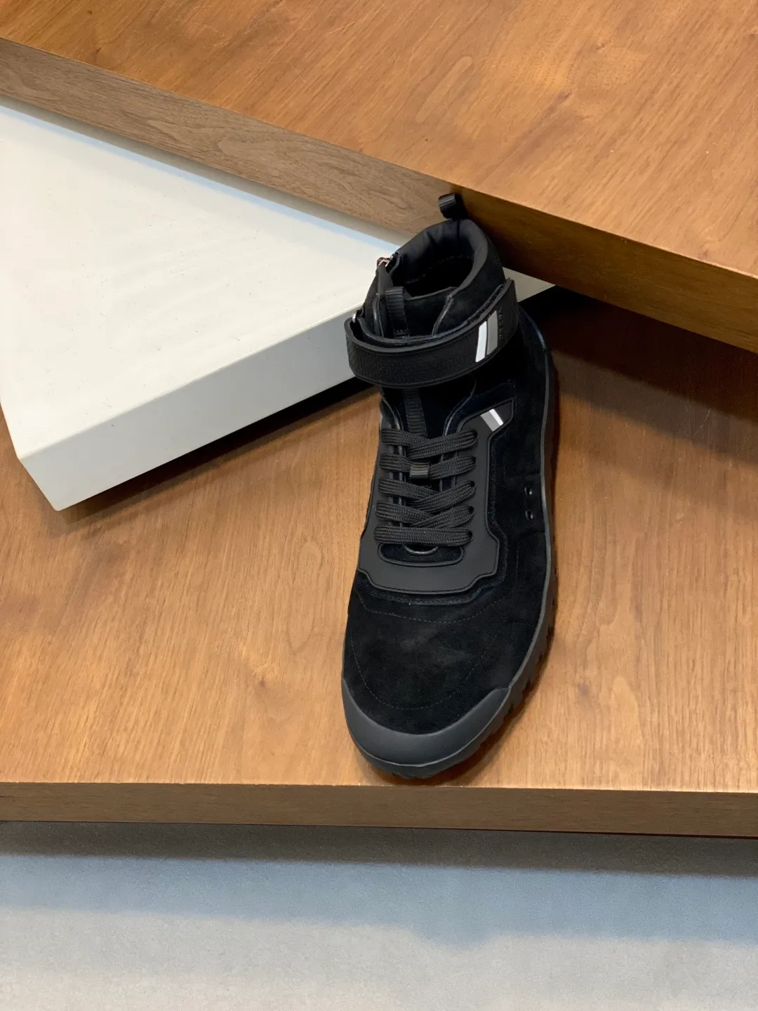 Men's shoes 💰860 Prada/Prada's new men's patchwork casual sports boots! The shoe's exquisite stitching outlines a unique geometric texture, and contemporary lines and details reinterpret the classic sports style. The upper is made of ultra-official material, and the lining is full cowhide. It is lightweight, breathable, practical and versatile. The tongue is decorated with the Prada Milano logo, and the logo print is embellished with the laces. It is paired with a 2.5cm two-color rubber sole to create a comfortable wearing experience. Comes with full set of original packaging dust bag! Size: 39-40-41-42-43-44 (45 customized) standard leather shoe size